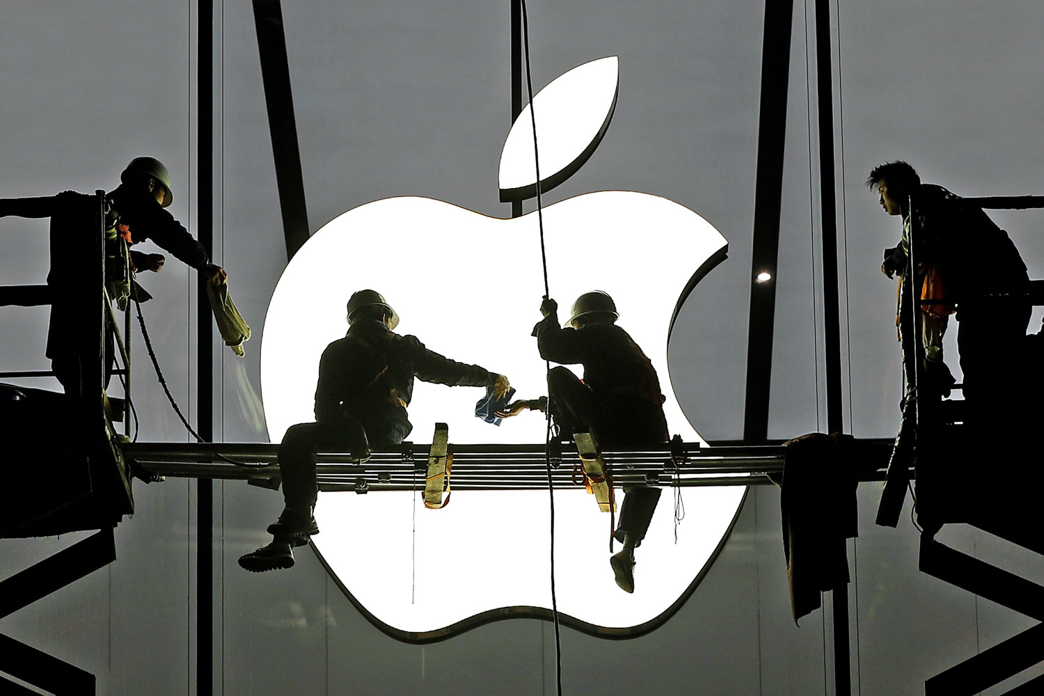 Kínai munkások szorgoskodnak a hangcsoui Apple Store építésén. A jelenleg meglévő, tizenöt szaküzletből álló hálózatukat az amerikaiak másfél éven belül negyven egységre fogják bővíteni egyik legfontosabb célpiacukon
