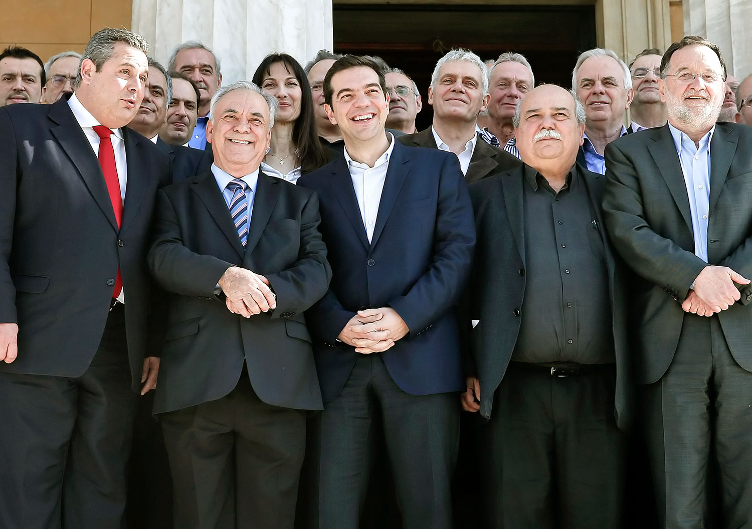 Együtt az új csapat, középen Alekszisz Ciprasz miniszterelnökkel