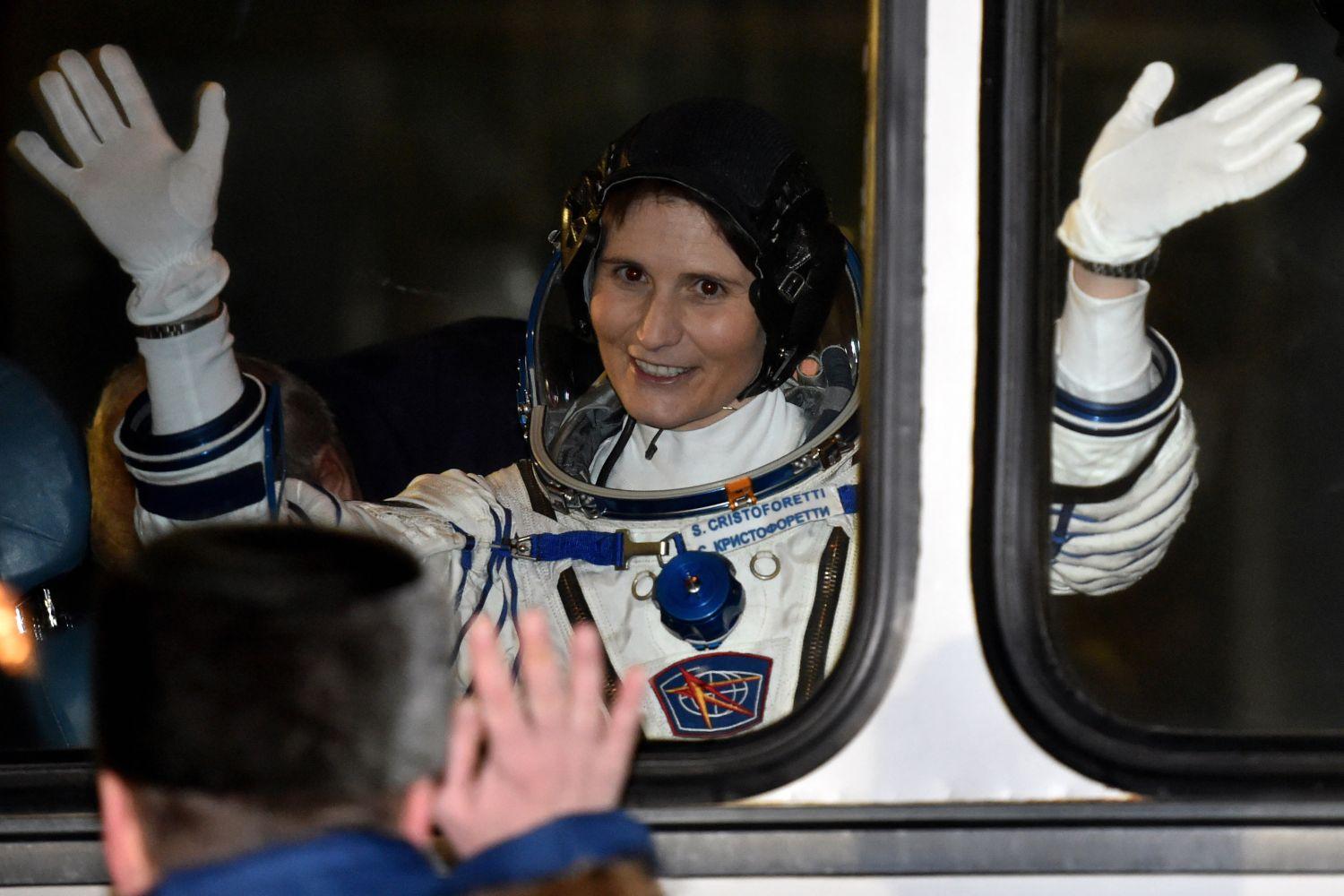 Egy ISS-re induló olasz kozmonauta, Samantha Cristoforetti búcsúja tavaly decemberben. Kopogó szemmel