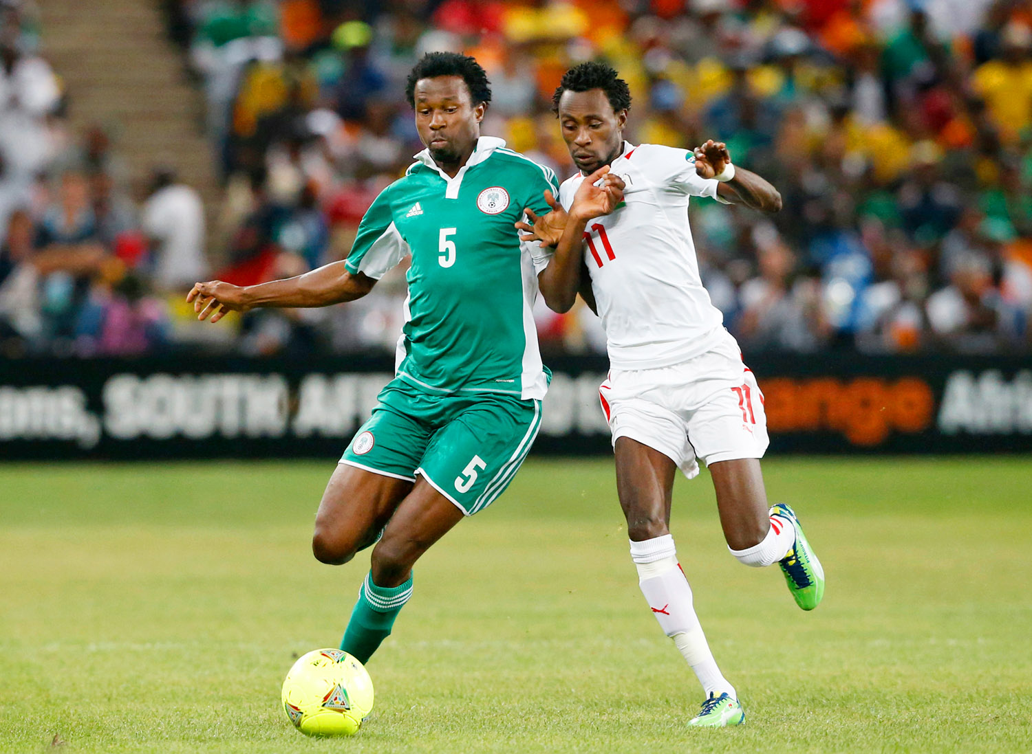 Pitroipa, a selejtezők gólkirálya (jobbra) az előző tornán a nigériai Ambrose-zal szemben