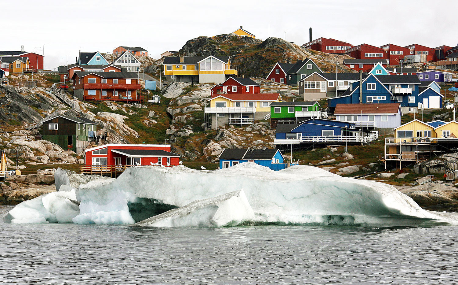 Ilulissat, kisváros Grönlandon a jéghegyek mögött