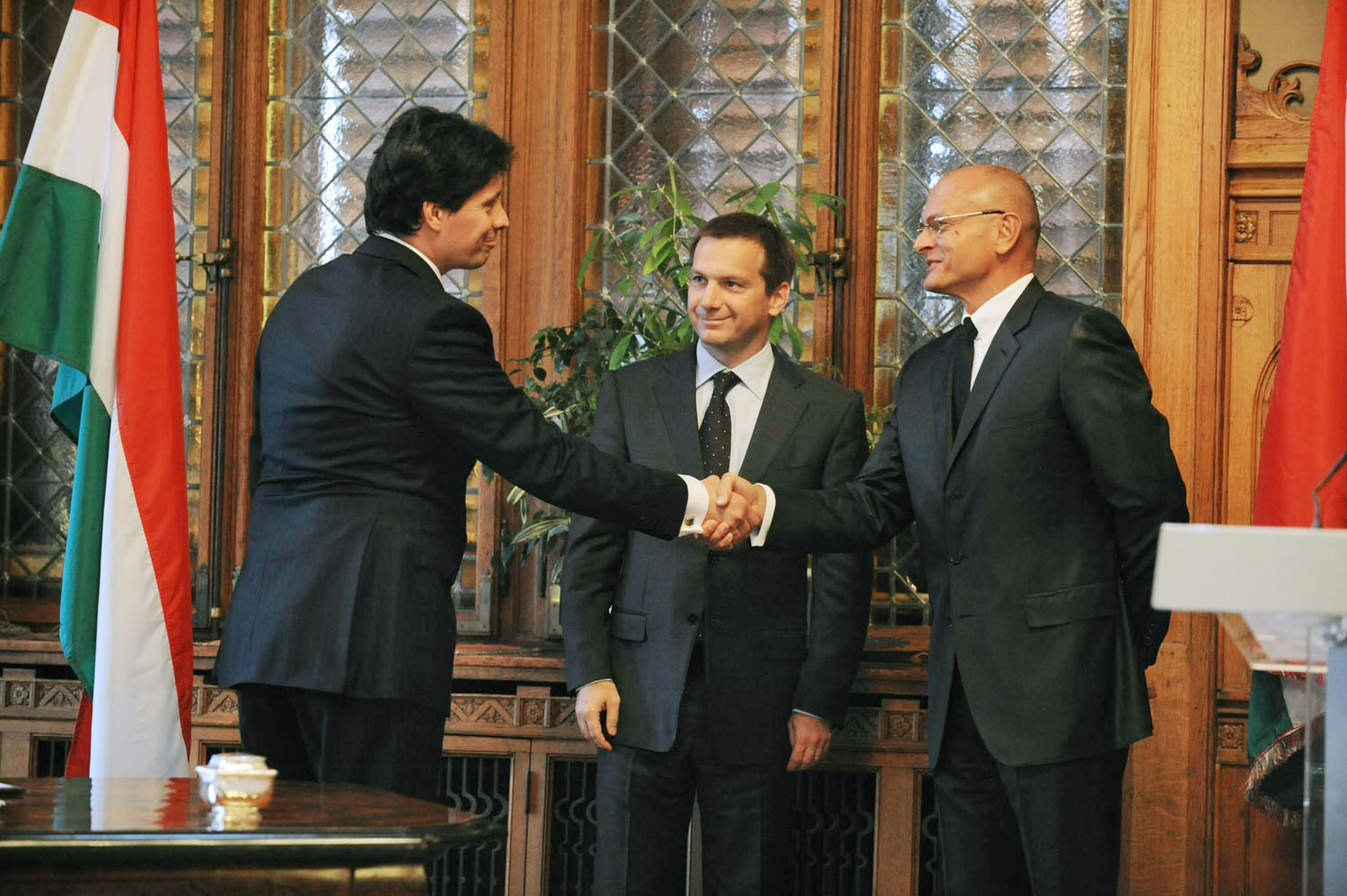Farkas Ádám felügyeleti elnök, Bajnai Gordon kormányfő és Patai Mihály, a bankszövetség elnöke 2009-ben, a kódex aláírása után 
