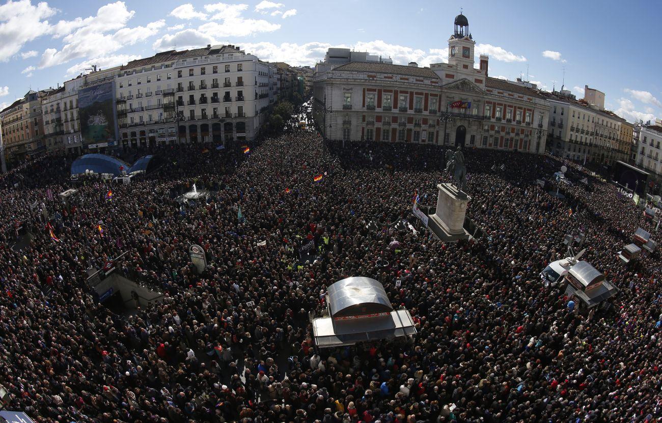 A tömeg Madrid központjában, a Puerta del Solon. Az ellenérvekre már nem kíváncsiak