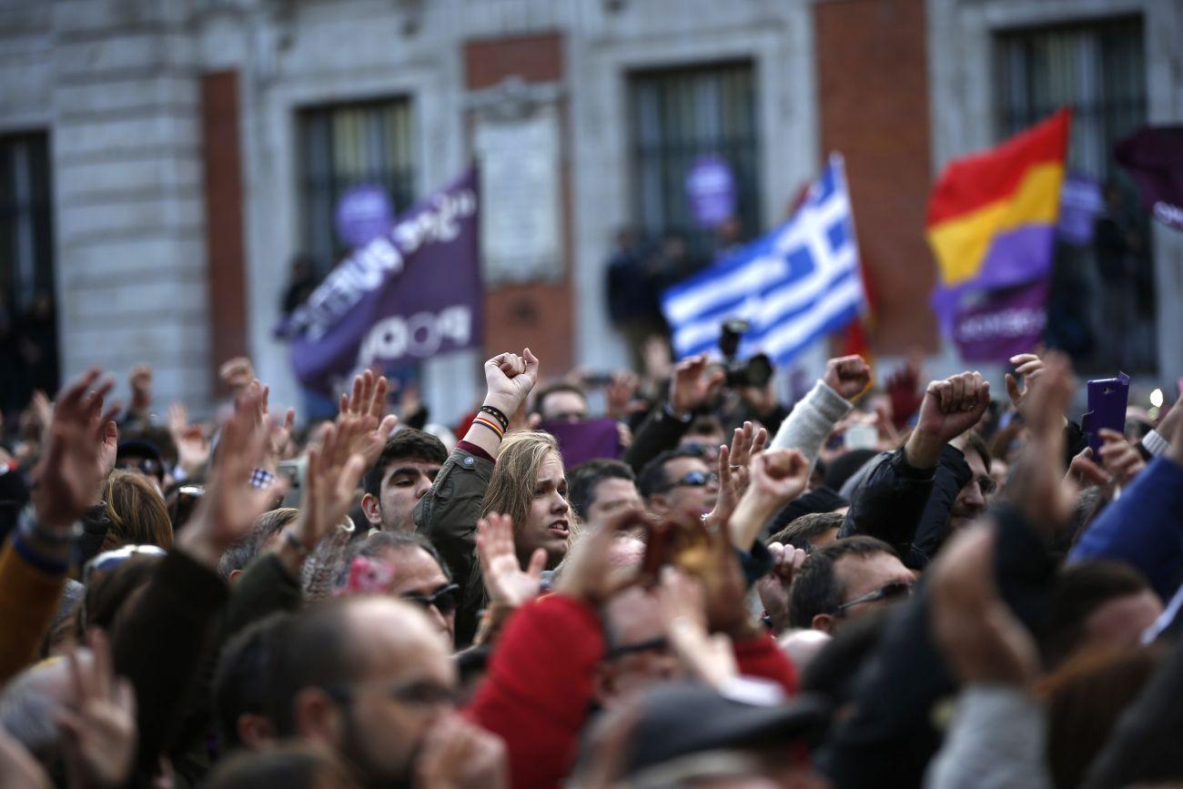 A tömegben feltűntek görög zászlók is