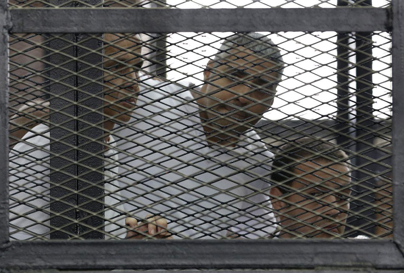 Greste, Fahmi és Mohamed tavaly júniusban egy kairói bírósági tárgyalóteremben
