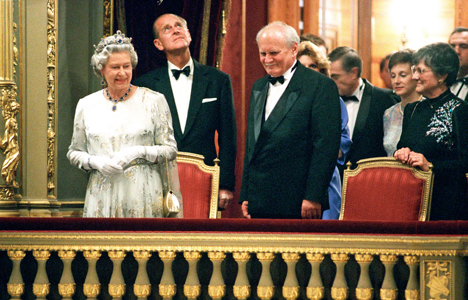1993. május 5.: II. Erzsébet királynő és férje, Fülöp edinburghi herceg Göncz Árpád köztársasági elnök társaságában a Magyar Állami Operaház díszpáholyában. Műsoron Csajkovszkij Csipkerózsikája