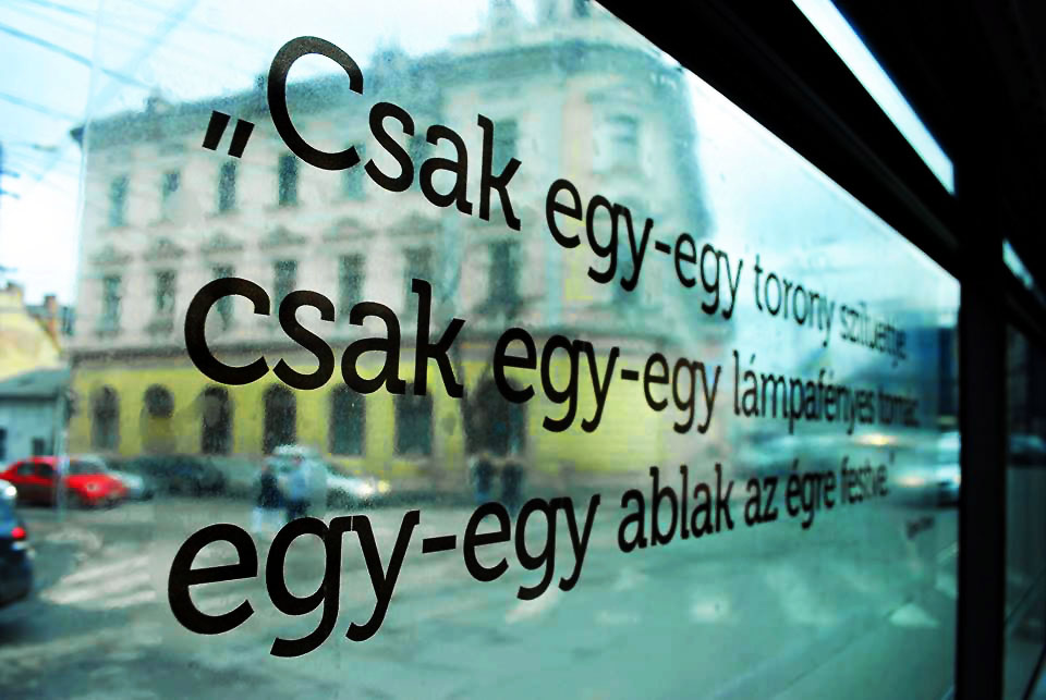 A multikulturalitást fennen hirdető városban magyar vers is díszíti a buszokat