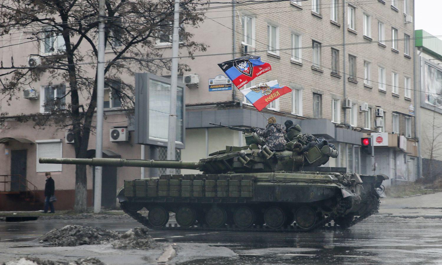 Ukrán szeparatisták egy tankon a Donyeck város utcáin