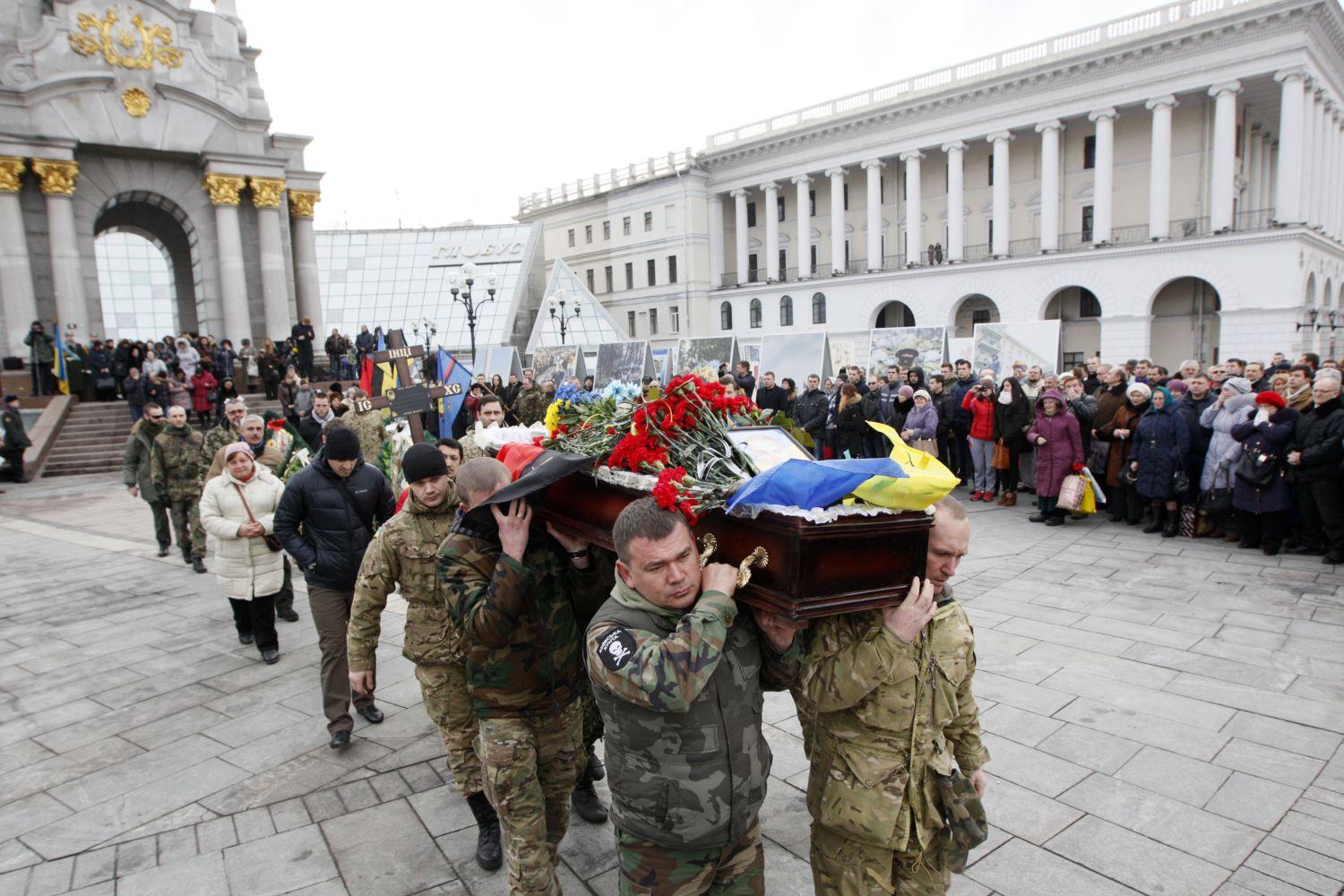Kijevben temetnek egy katonát, aki a luganszki harcokban esett el
