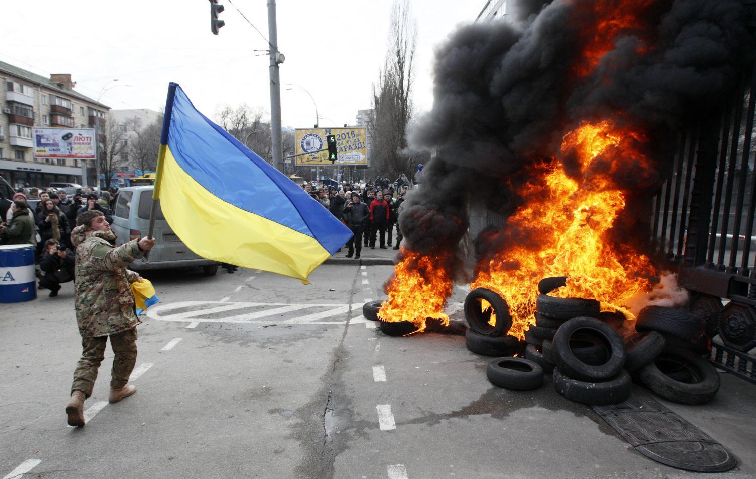 A konfliktus egyik mellékszálaként az ukrán fővárosban tüntettek egy feloszlatott terrorellenes egység, az Ajdar katonái