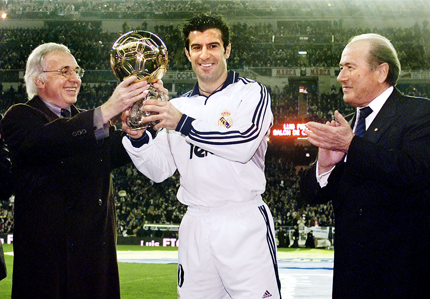 Blatter 2001-ben tapsolt a Bernabeu stadionban Figónak az előző évben elnyert Aranylabdához