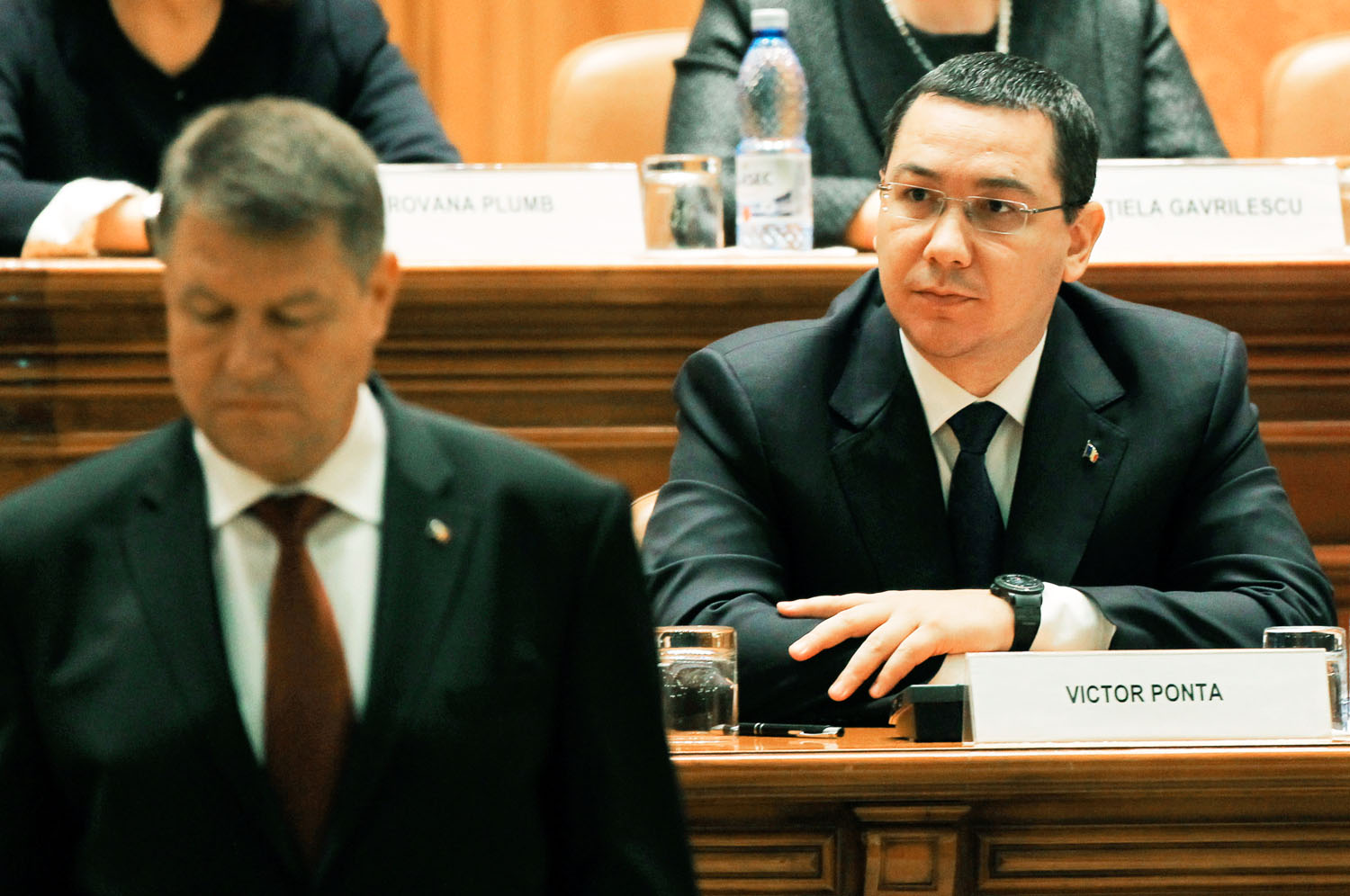 Ponta Johannist méricskéli a bukaresti parlamentben