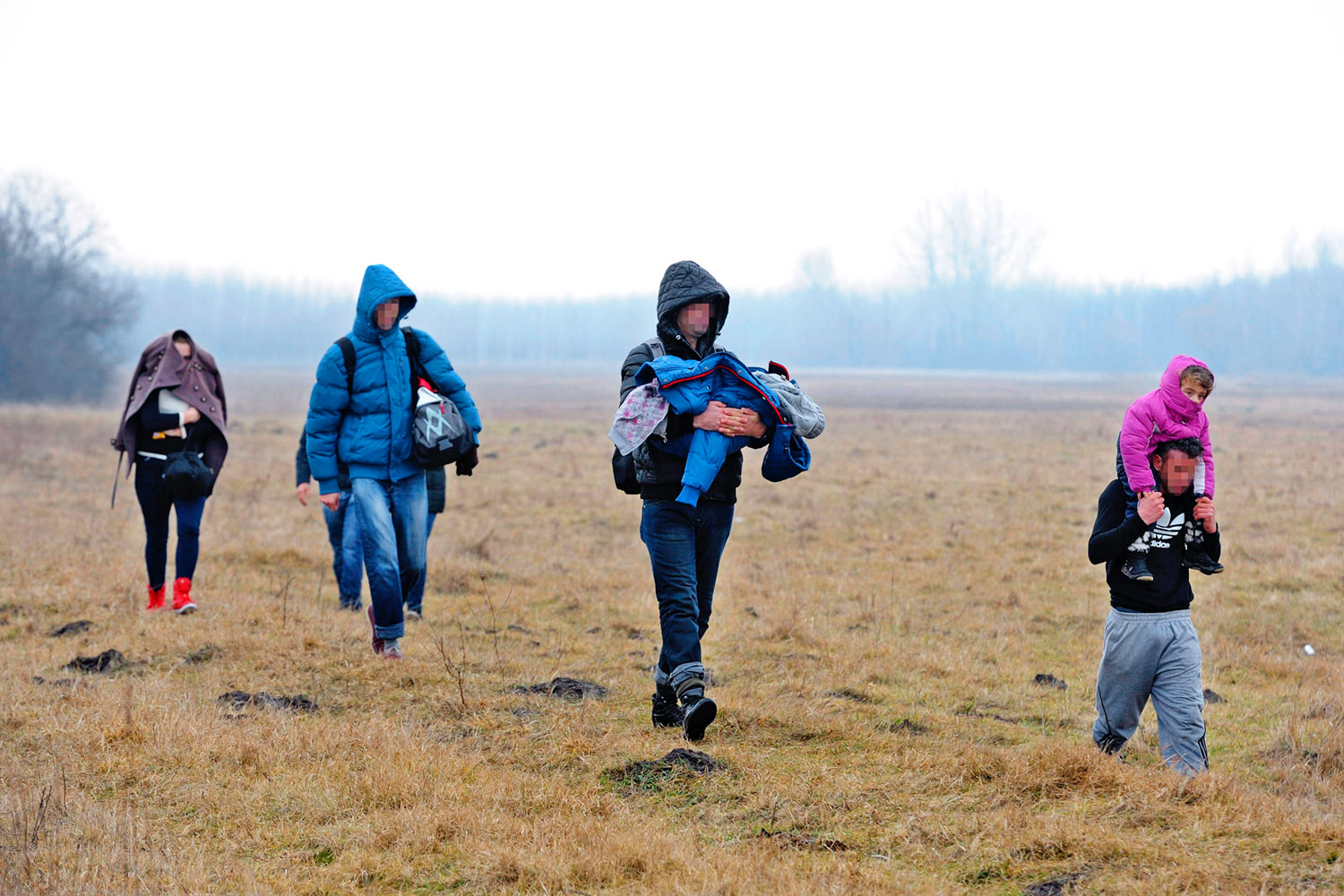 Koszovói határsértők Ásotthalomnál. A gyerekek miatt vállalják a kalandot