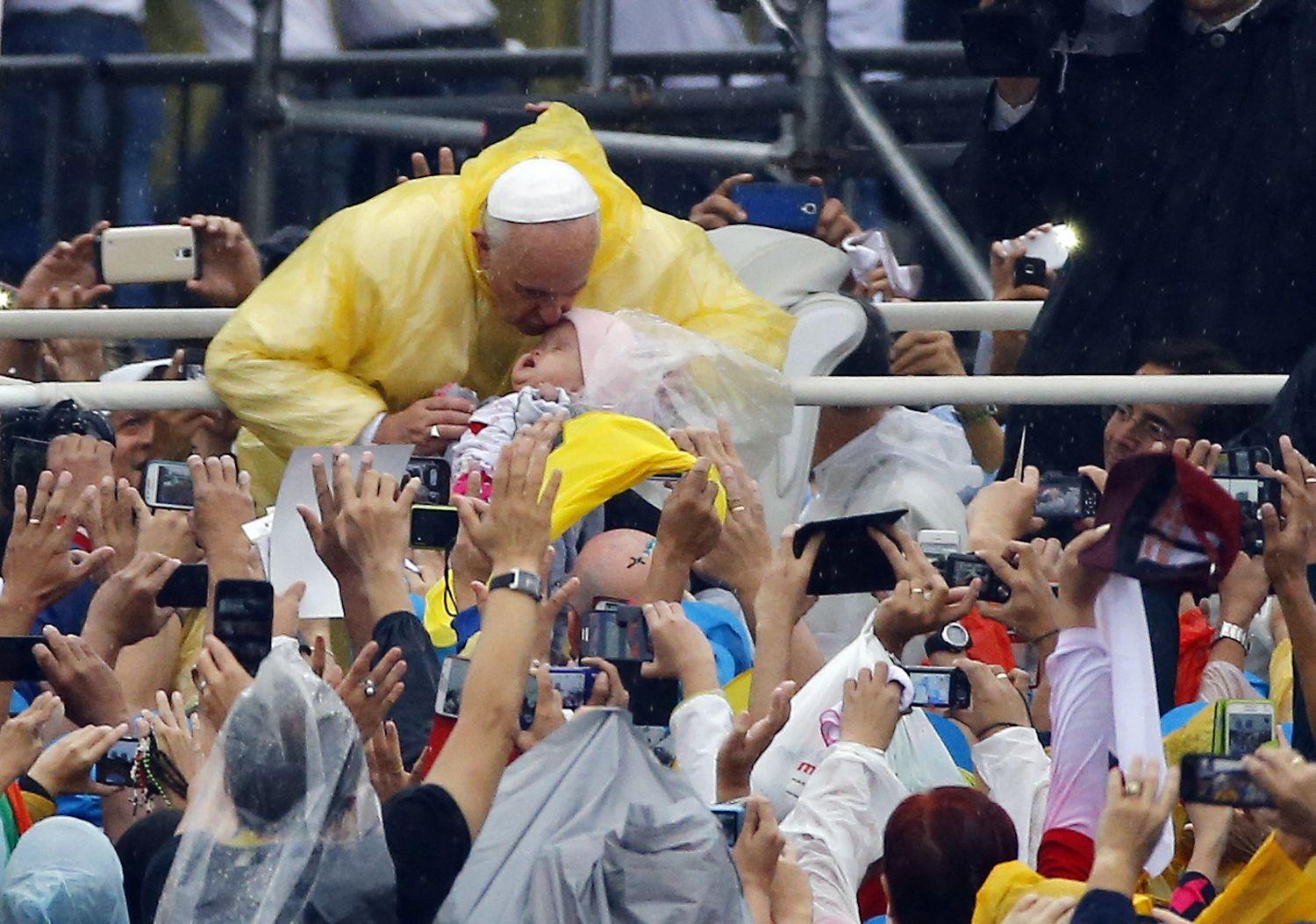 Puszi a pápától