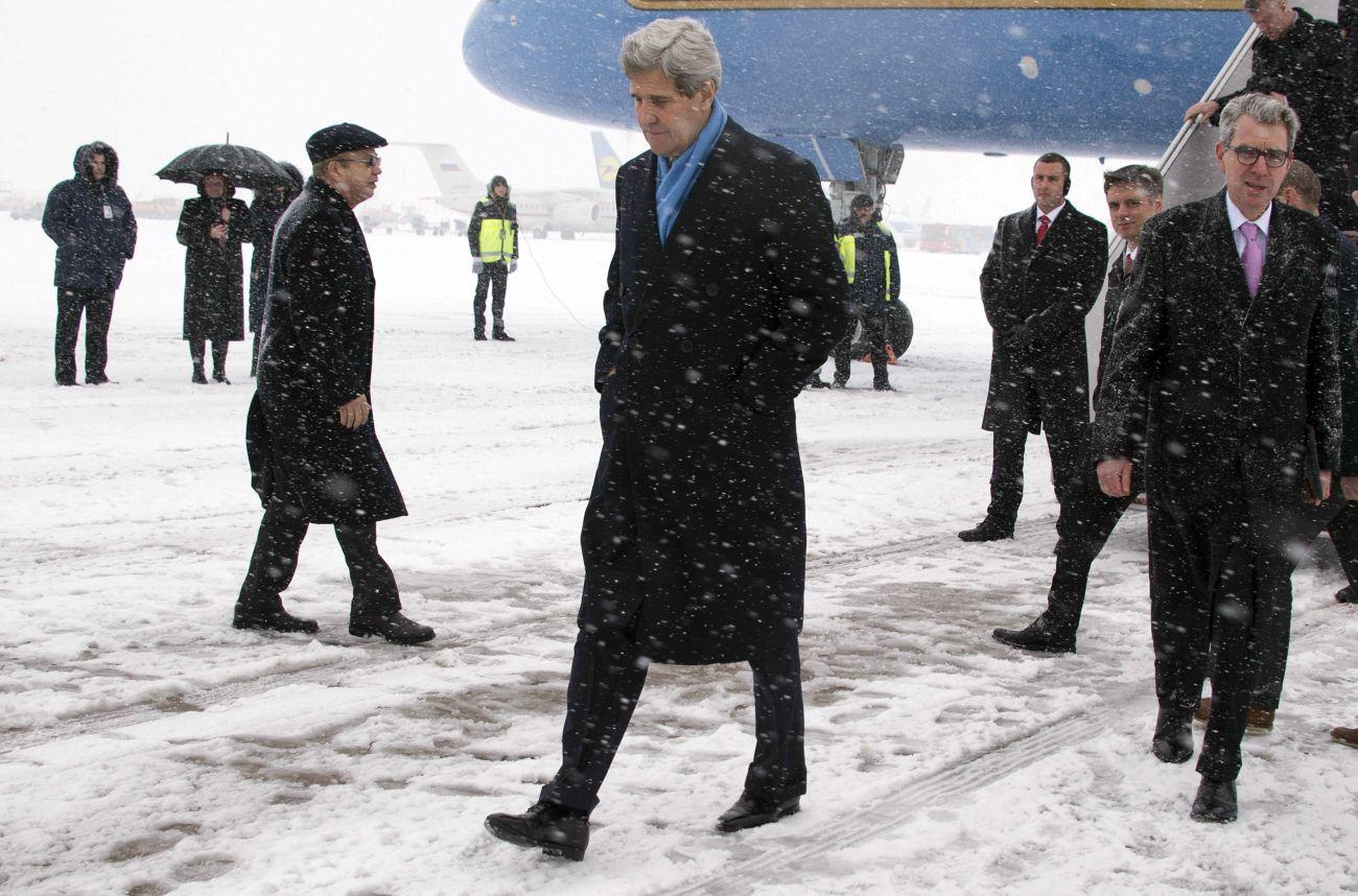 Kerry csütörtökön a kijevi landolás után. Ő csak ígérettel érkezett