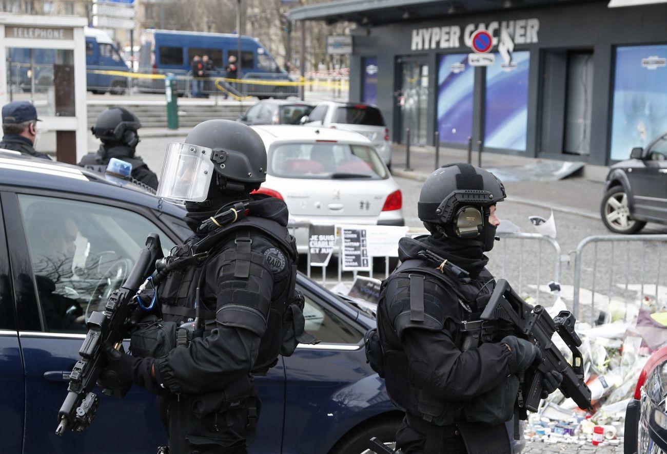 Rendőrségi kommandósok januárban Párizsban a támadás célpontjává vált kóser szupermarketnél. A forgatás összezavarhatná a járókelőket