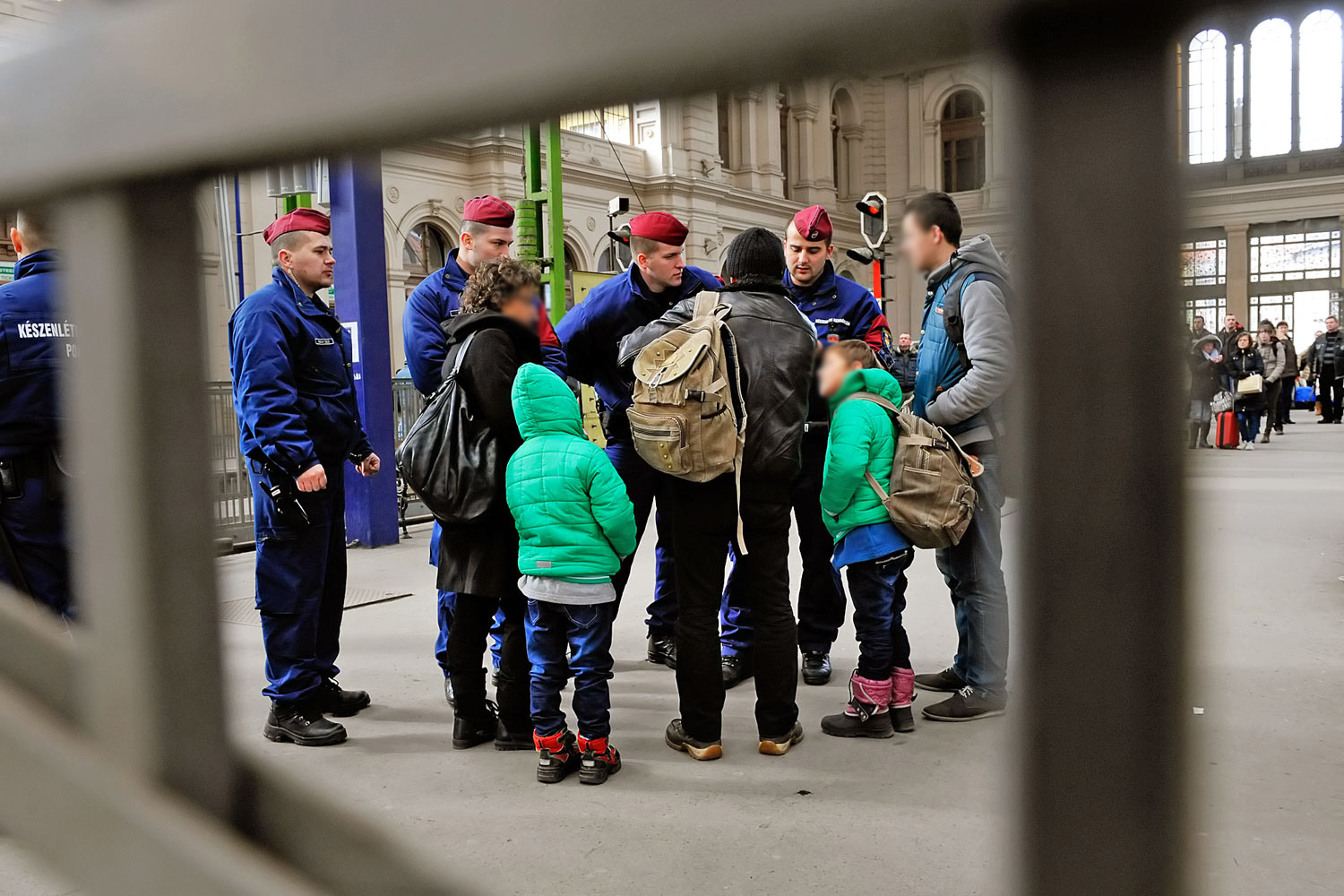 Az igazoltató rendőrök már rutinosak: könnyedén kiszúrják a vonatra várakozók közül a koszovói menekülteket