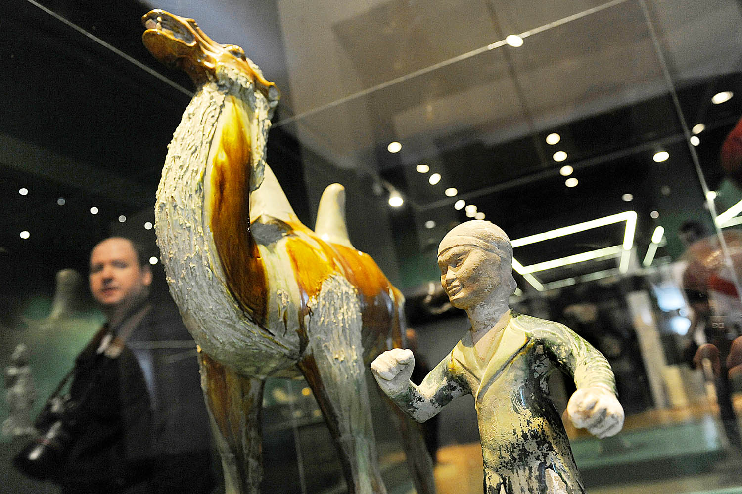 Fajcsák Györgyi, a Hopp Ferenc Kelet-ázsiai Múzeum igazgatója rendezte a mostani kiállítást. Az agyaghadsereg és a mostanihoz hasonló kínai kiállítás utoljára 1988-ban vendégeskedett Budapesten, a Nemzeti Múzeumban, melyet akkor 220 ezren láttak