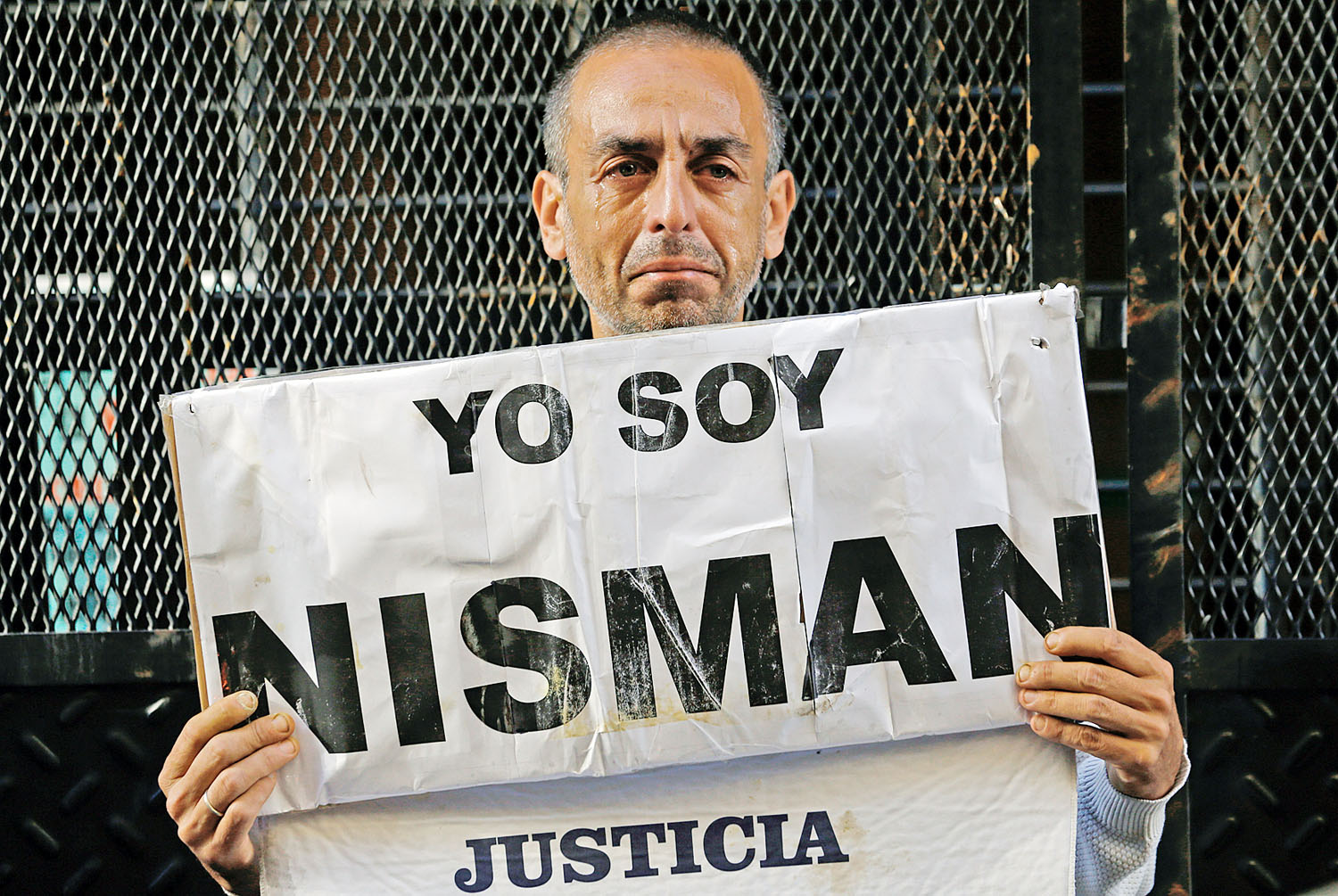 „Nisman vagyok” feliratú táblával követel igazságot egy tüntető Buenos Airesben