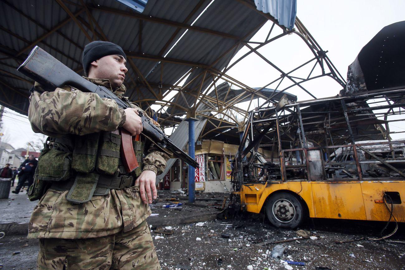 A Donyecki Népköztársaság egyik katonája az egy halálos áldozatot követelő merénylet helyszínén