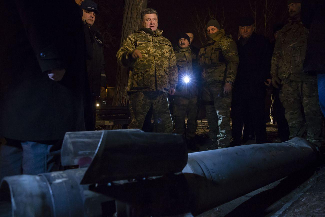 Porosenko Kramatorszkban egy állÍtólag orosz rakéta előtt