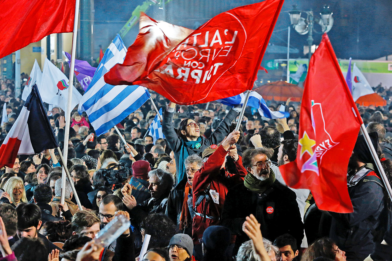 A választás éjszakáján ismert munkásmozgalmi dalok is fölcsendültek Athénban