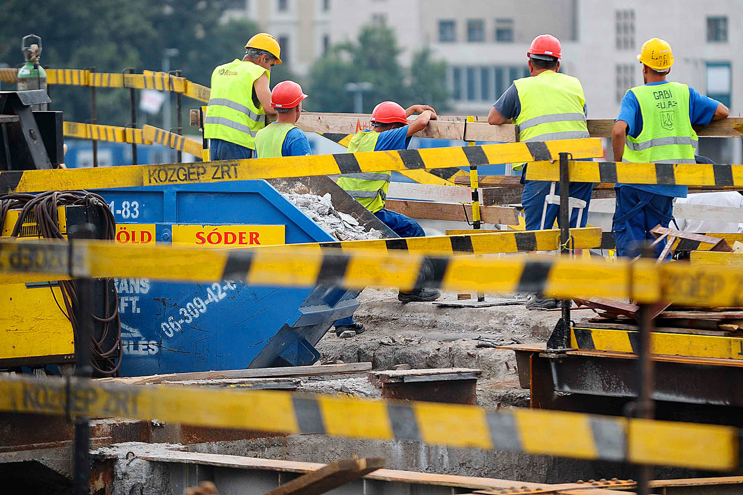 Dolgoznak a munkások, az építőcégek uniós projektekre támaszkodnak