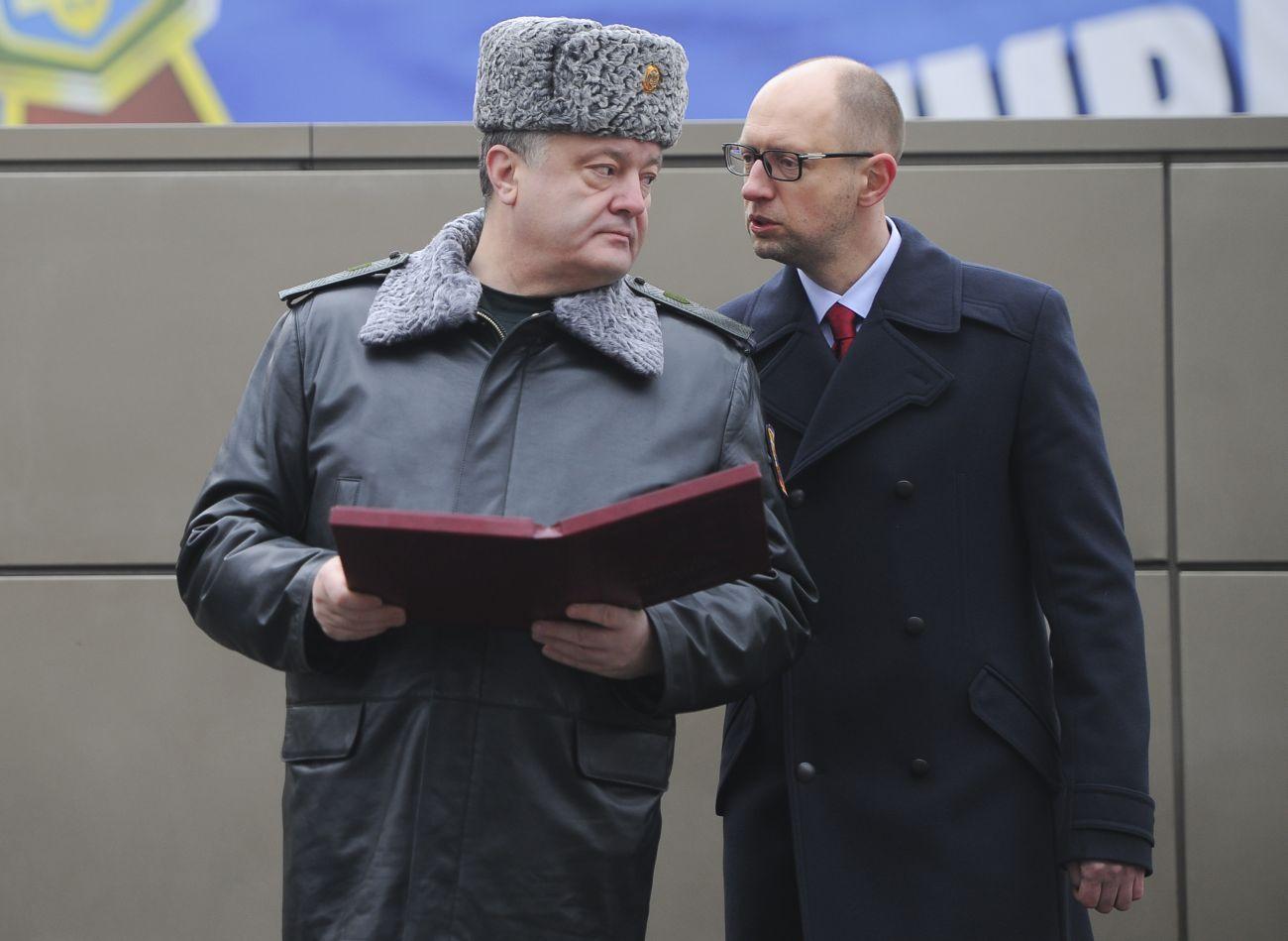 Porosenko Arszenyij Jacenyuk miniszterelnökkel. Az elnök szerint a béke még messze van