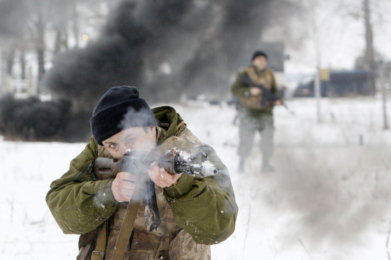 Frissen sorozott ukrán katonák kiképzésen. A fegyverek nem hallgatnak, a szélsőjobb pedig nem nyugszik