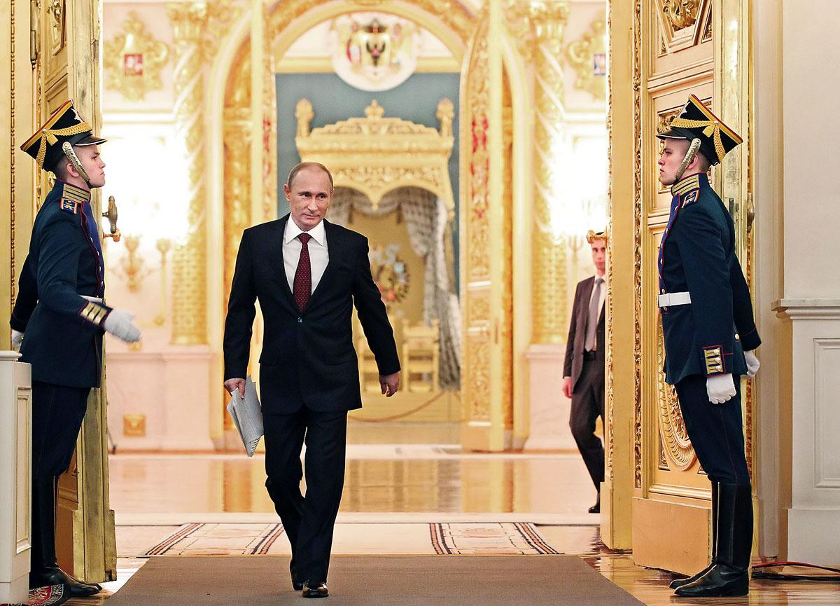 Putyin 2013-ban évértékelő beszéd előtt a Kremlben. Előre a múltba?