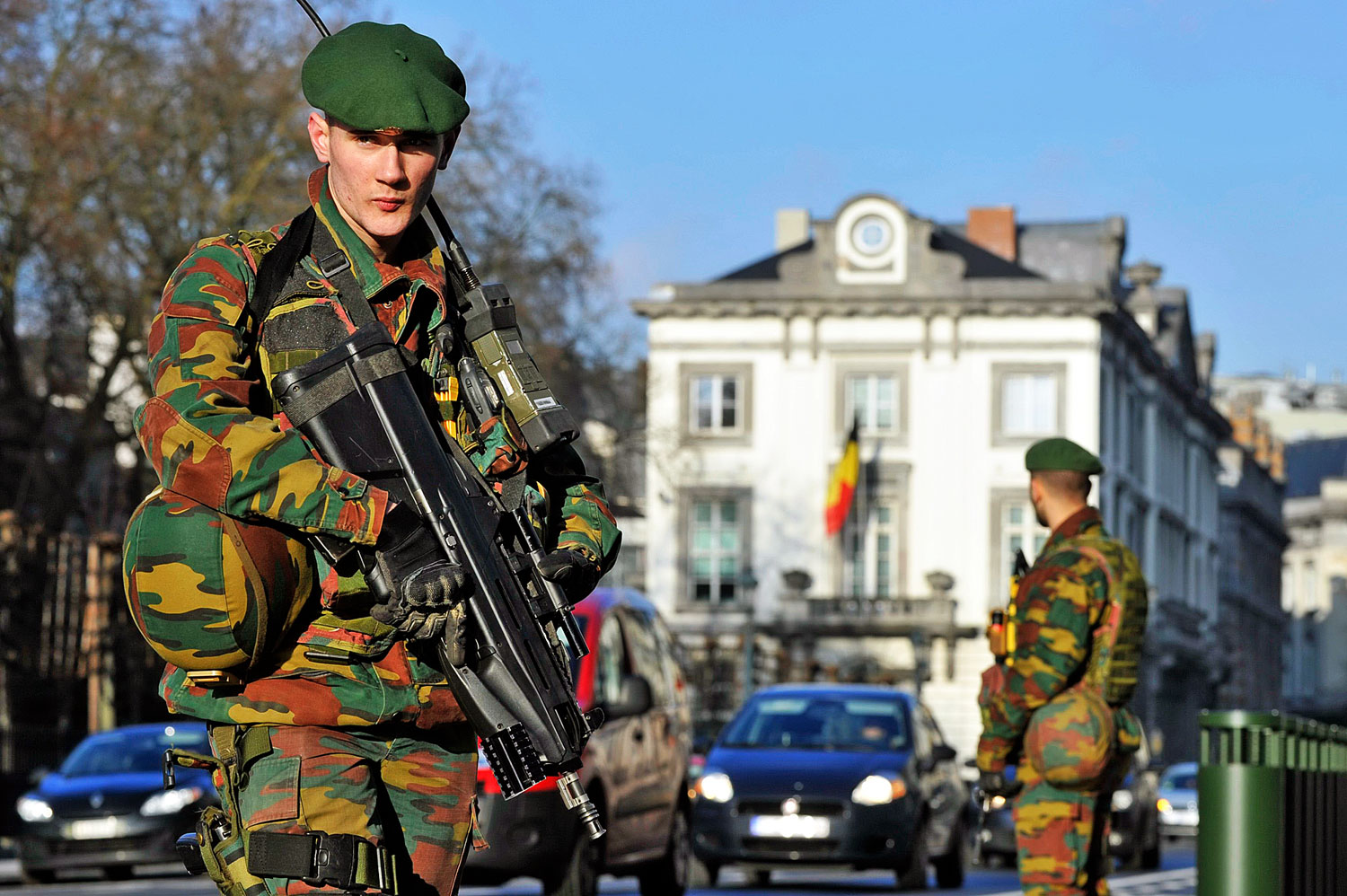 Belga katonák az Egyesült Államok brüsszeli nagykövetsége előtt