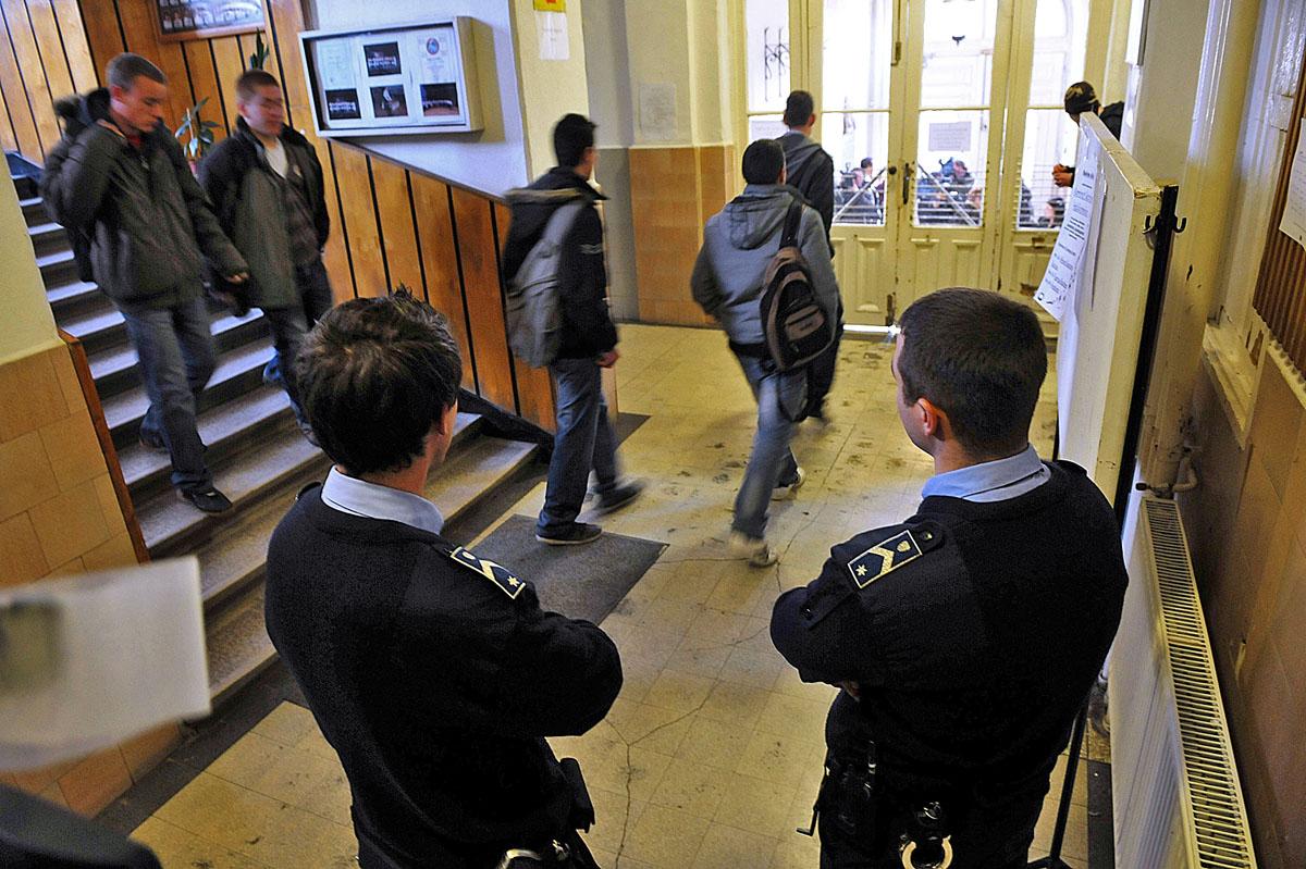 Rendőrök a székesfehérvári Árpád Szakképző Iskolában. Ha az érintett iskolák vagy diákok az Alkotmánybírósághoz fordulnának, akkor a testület nagy valószínűséggel megsemmisítené a szakmaszerkezeti döntést