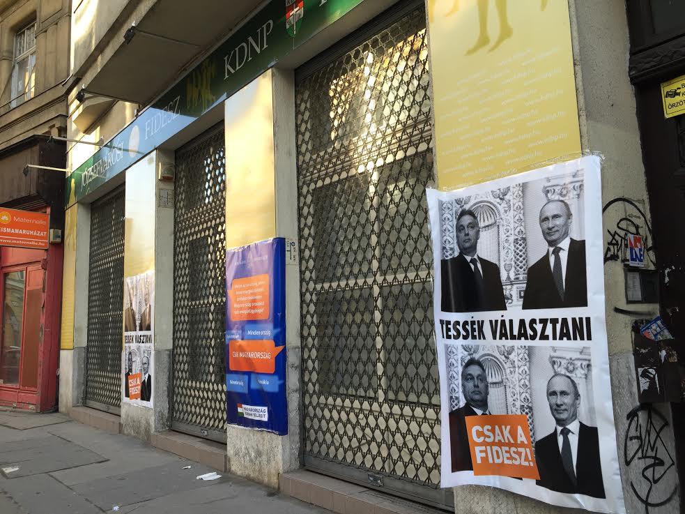 A Humán Platform plakátjai a Fidesz józsefvárosi irodáján