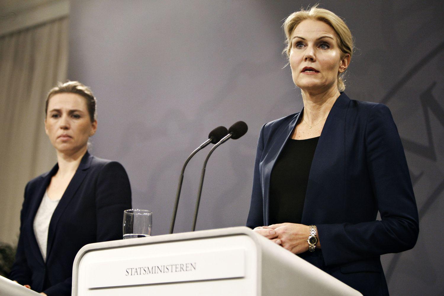 Mette Frederiksen igazságügyi miniszter (balra) Thorning-Schmidttel az oldalán egy vasárnapi miniszterelnöki sajtótájékoztatón