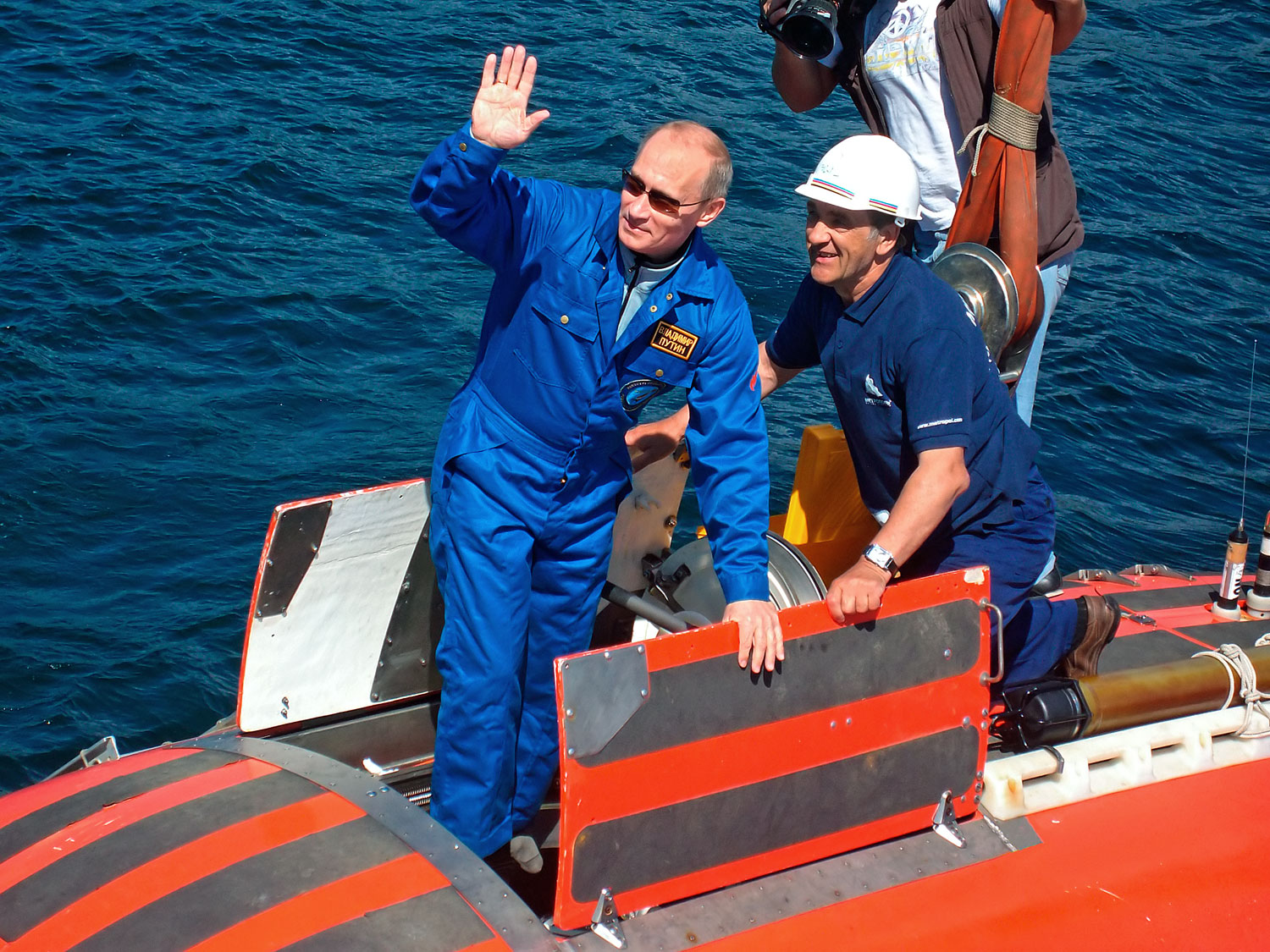Vlagyimir Putyin a Mir–2 mini-tengeralattjárón, a Bajkál-tóba való lemerülés előtt