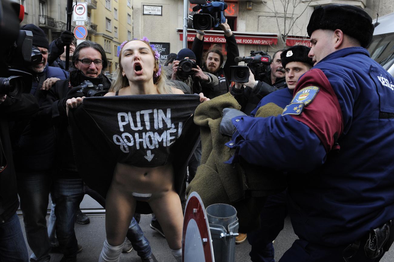 Femen-aktivista a parlamentnél: Putyin, haza!