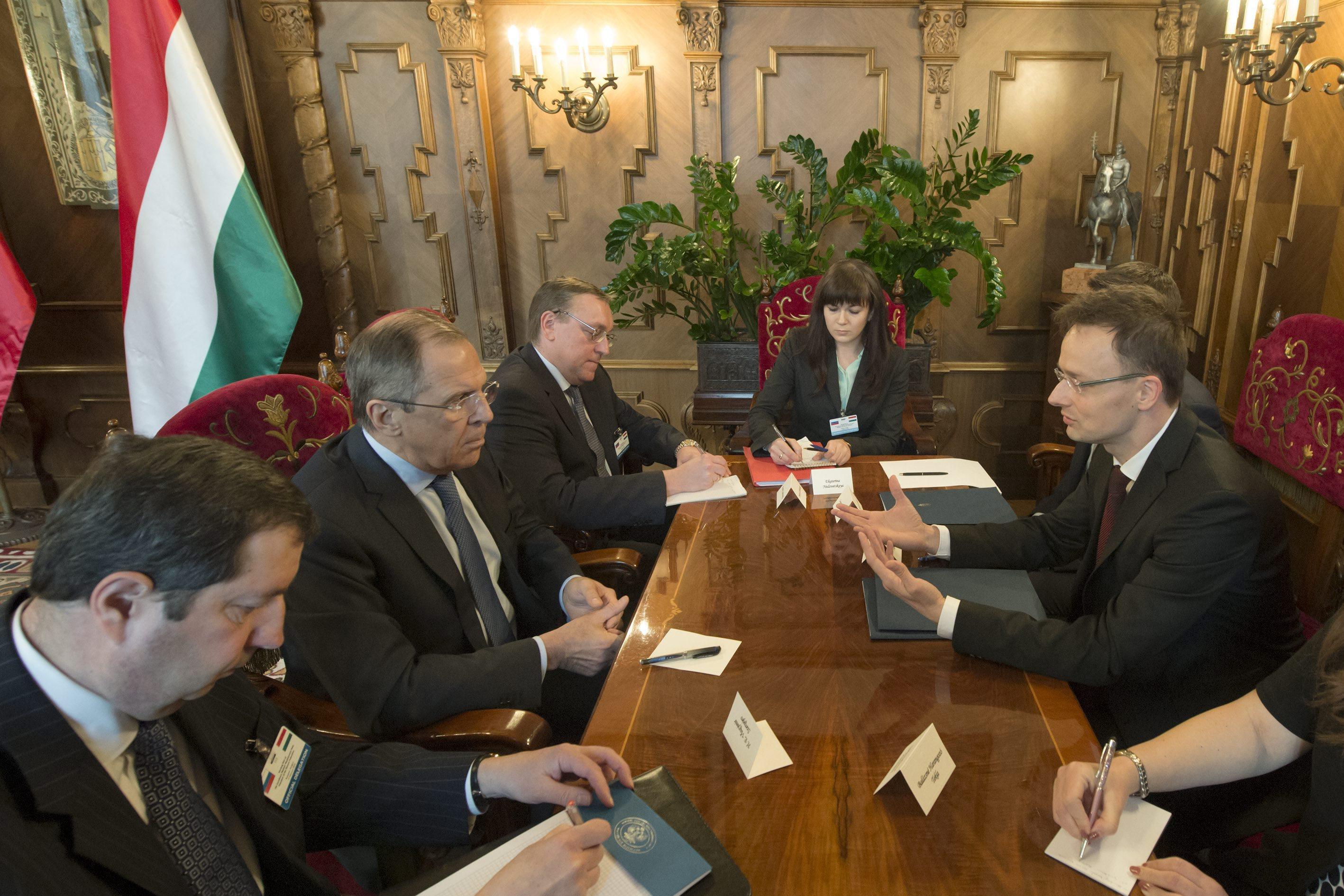Szergej Lavrov orosz külügyminiszter tárgyalás közben Szijjártó Péterrel az Országházban
