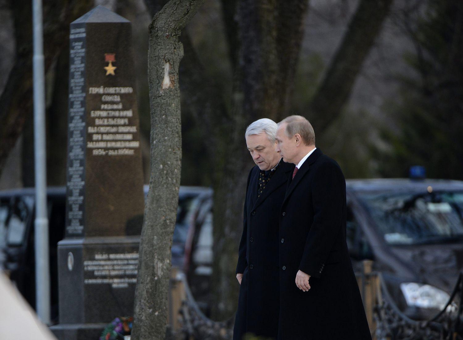 Putyin a Fiumei úti sírkertben