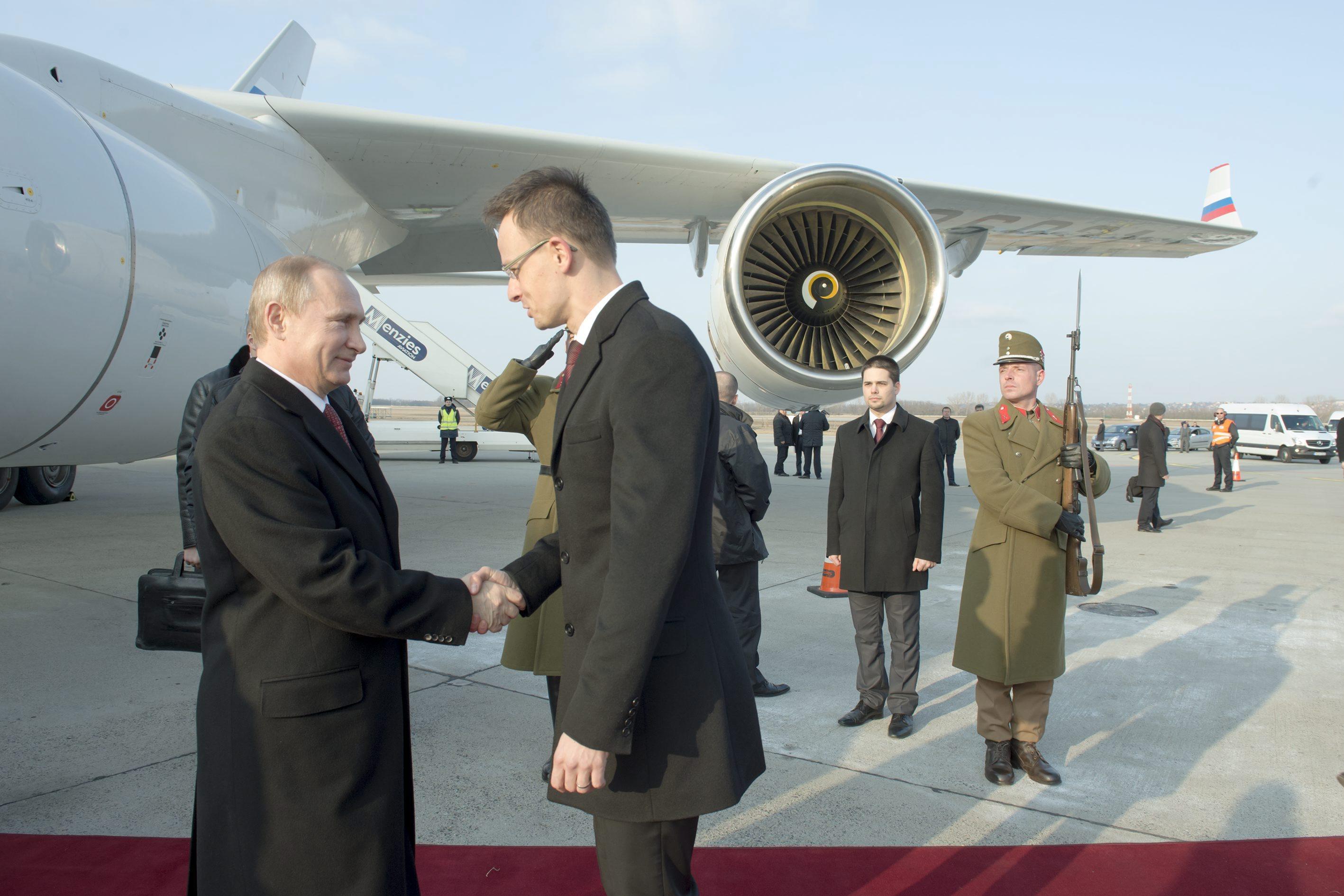 Szijjártó Péter fogadja Vlagyimir Putyin orosz elnököt a Liszt Ferenc-repülőtéren