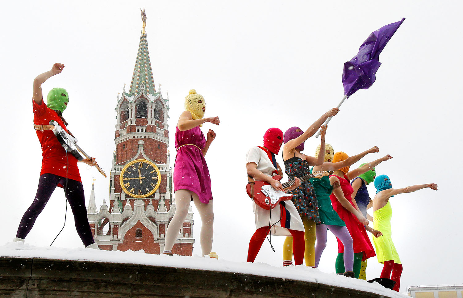 A Pussy Riot lázít a putyini politika ellen a Kreml híres óratornyánál, 2012-ben