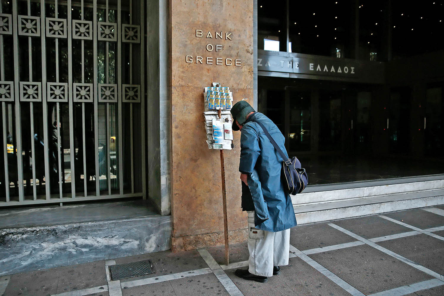 Lottóárus a görög központi bank athéni épülete előtt