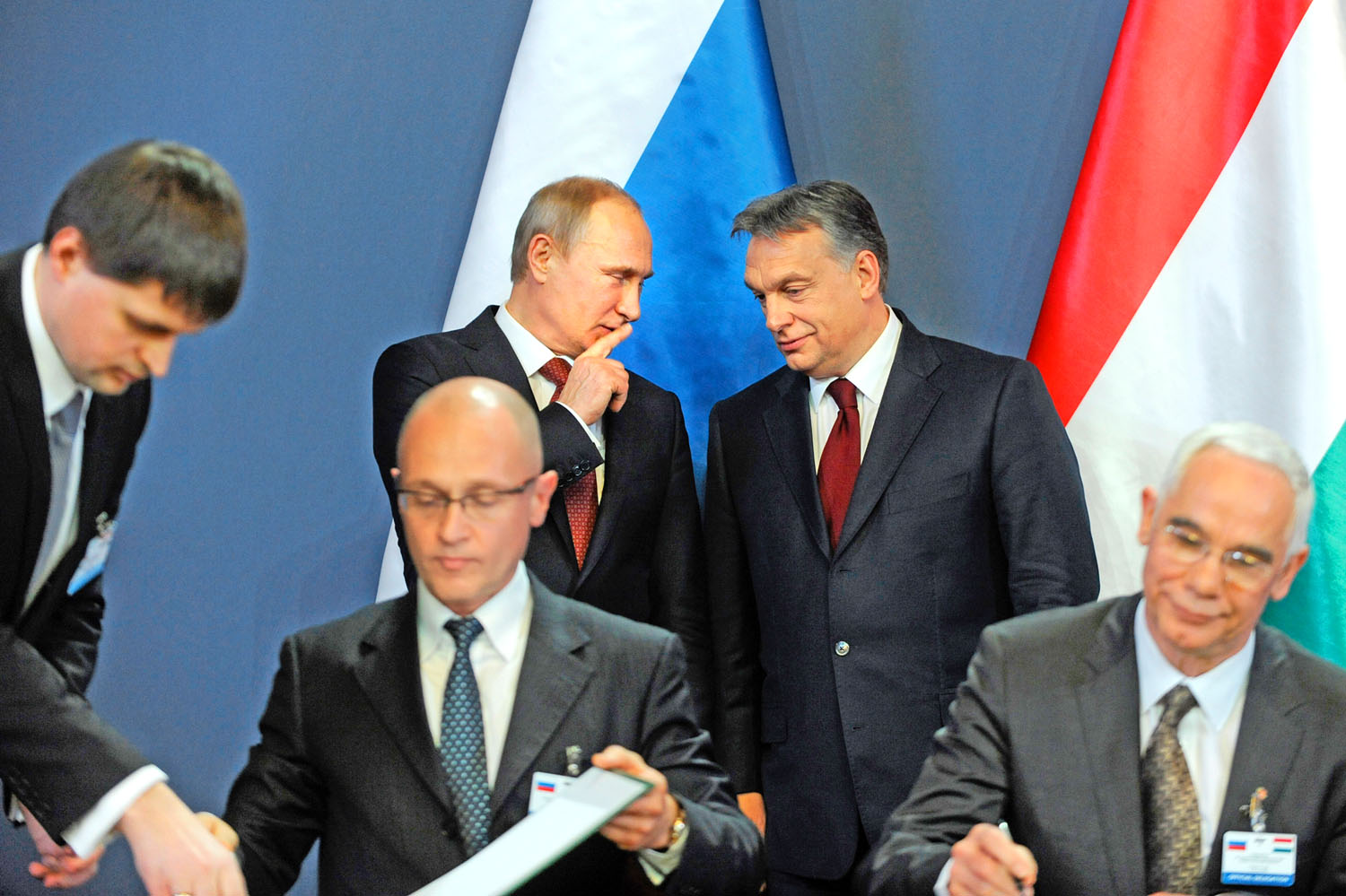 Szergej Kirijenko Roszatom-vezér és Balog Zoltán miniszter aláír, Vlagyimir Putyin és Orbán Viktor egyeztet