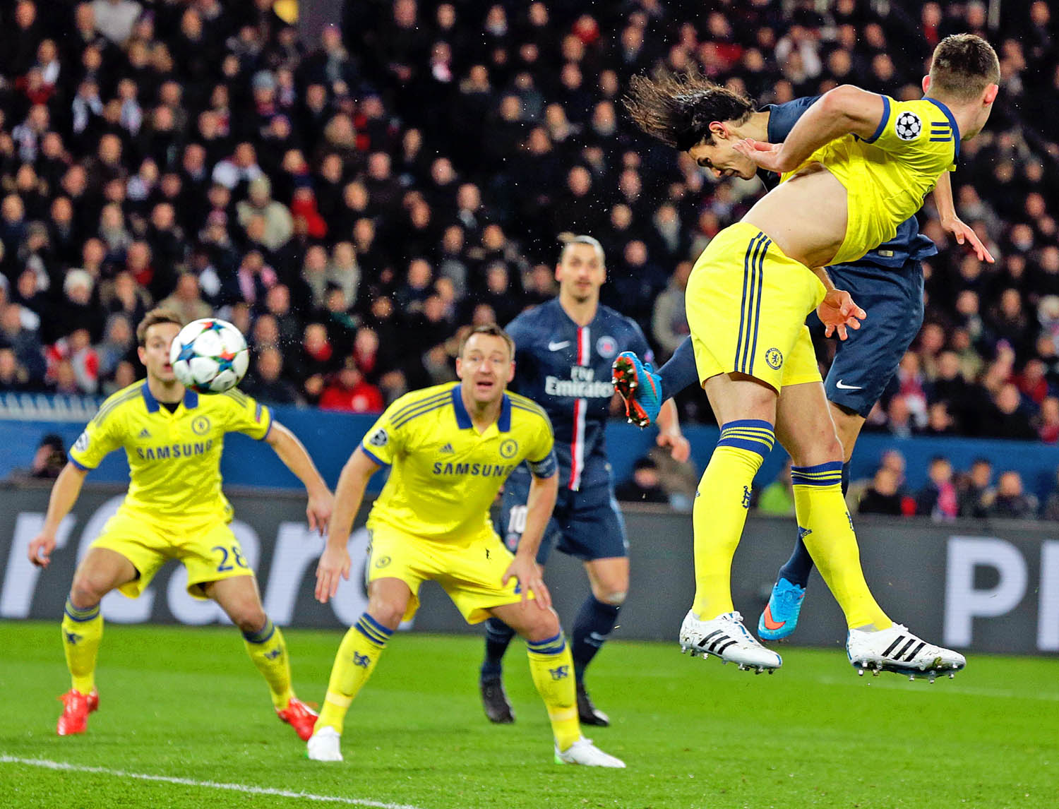 Cavani fejel, egyenlít a PSG