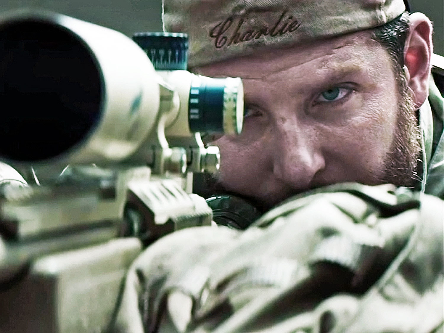 Embert vagy csak egy célpontot lát a mesterlövész szeme? (Bradley Cooper)