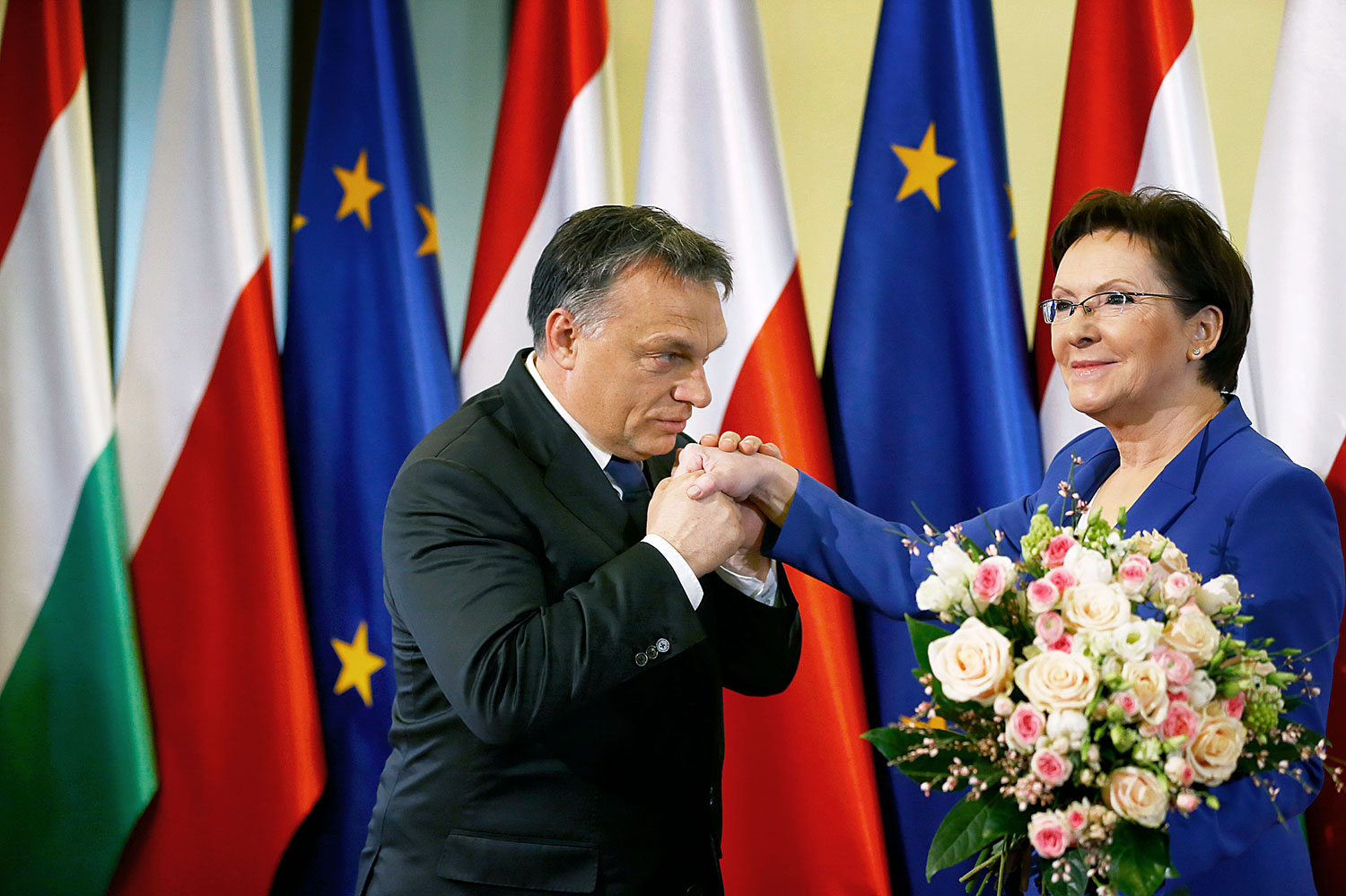 A magyar miniszterelnök virágot vitt, cserébe a nyilvánosság előtt kapott éles kritikát kollégájától a lengyel fővárosban
