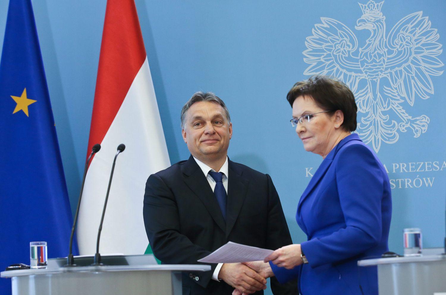 Orbán csütörtökön Varsóban Ewa Kopacz lengyel miniszterelnök asszonnyal. Kaczynski nem kért a kézfogásból?