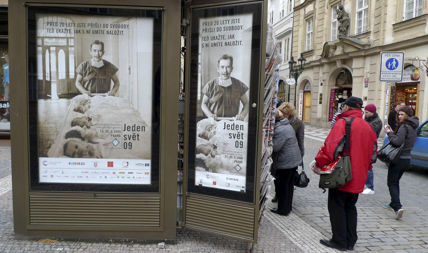 Prágai újságosstand 2009-ben egy poszterrel, amelyen a néhai elnök, Vacláv Havel egy emberi jogi dokummentumfilm-fesztivált reklámozott. Befuccsolt a százéves modell