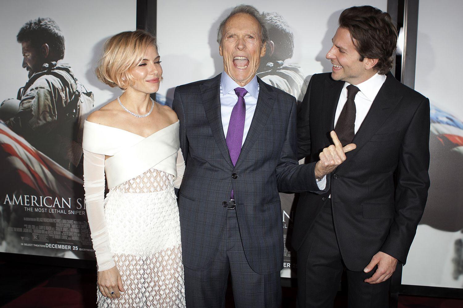 Eastwood a két főszereplővel, Siena Millerrel és Bradley Cooperrel
