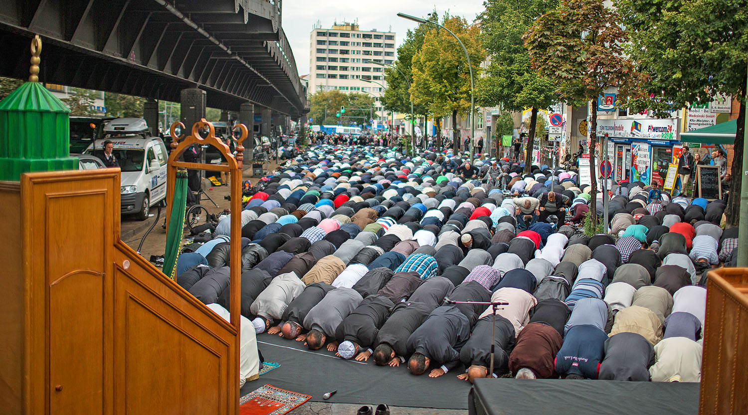 Az Iszlám Állam ellenében szervezett ima a berlini Skalitzer Strassén