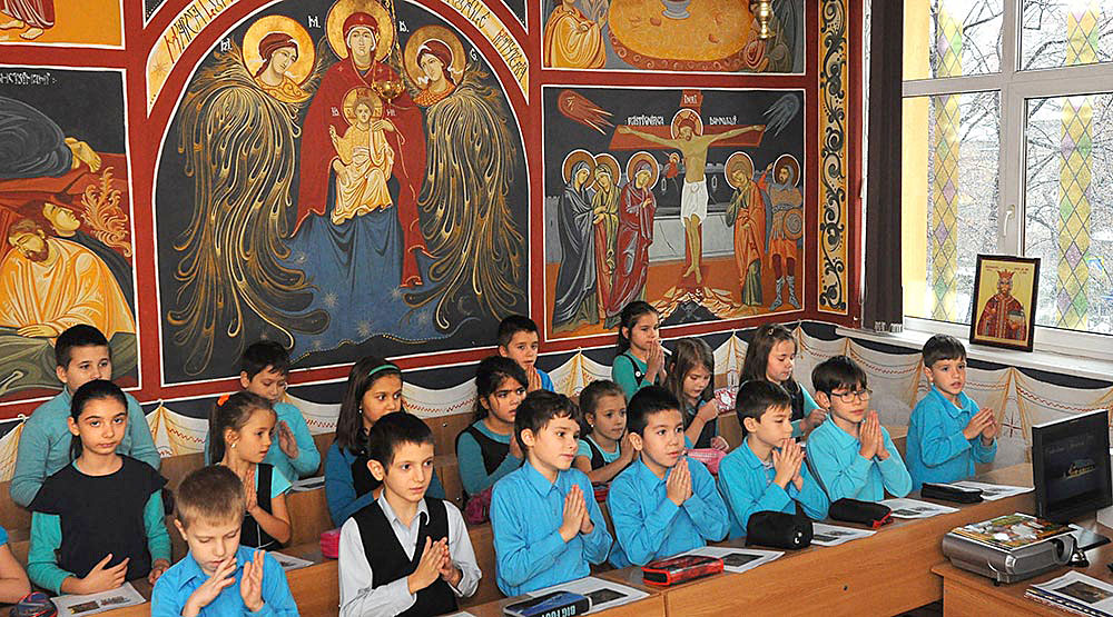 Imádkozó román iskolások